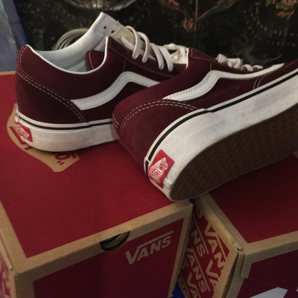 Burgandy VANS  Old skool, 7.5 us men/ 9.0 us women almost new